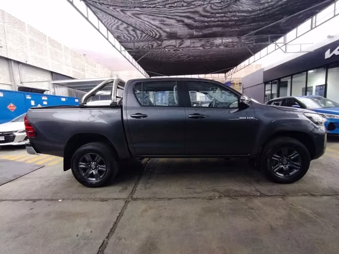 Toyota Hilux 2.4 SR DIESEL 4X2 DOB. CAB. MT 4P 2024