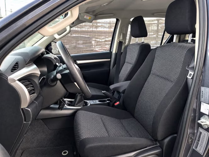 Toyota Hilux 2.4 SR DIESEL 4X2 DOB. CAB. MT 4P 2024 - Imagen 9