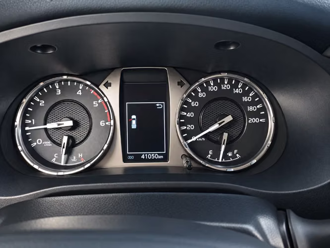 Toyota Hilux 2.4 SR DIESEL 4X2 DOB. CAB. MT 4P 2024 - Imagen 13