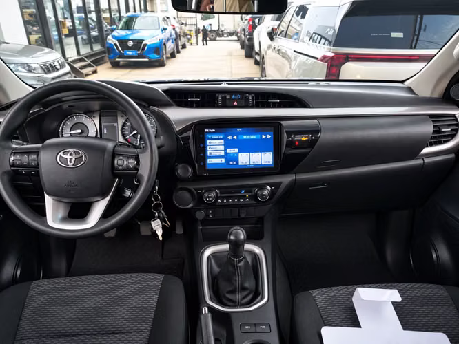 Toyota Hilux 2.4 SR DIESEL 4X2 DOB. CAB. MT 4P 2024 - Imagen 11
