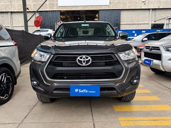 Toyota Hilux 2.4 SR DIESEL 4X2 DOB. CAB. MT 4P 2024 - Imagen 2
