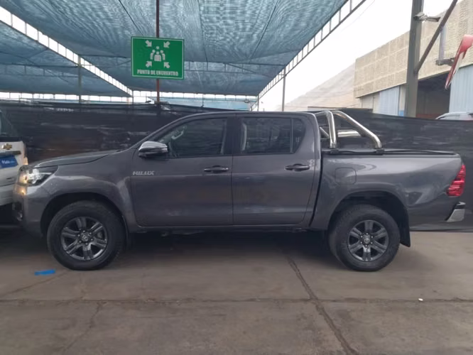 Toyota Hilux 2.4 SR DIESEL 4X2 DOB. CAB. MT 4P 2024
