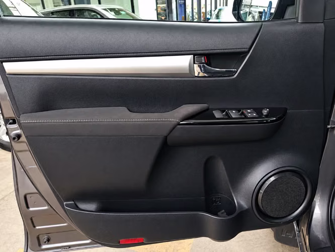 Toyota Hilux 2.4 SR DIESEL 4X2 DOB. CAB. MT 4P 2024 - Imagen 17