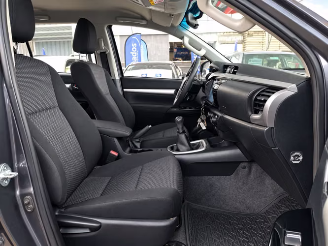 Toyota Hilux 2.4 SR DIESEL 4X2 DOB. CAB. MT 4P 2024 - Imagen 19