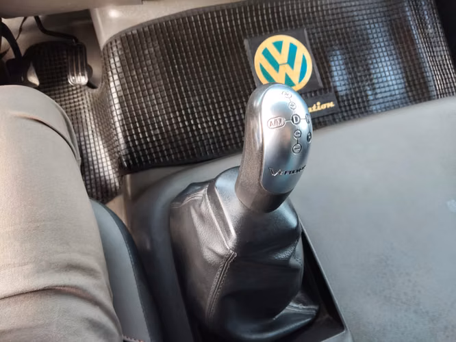 Camión Volkswagen Modelo 24.330 6X2