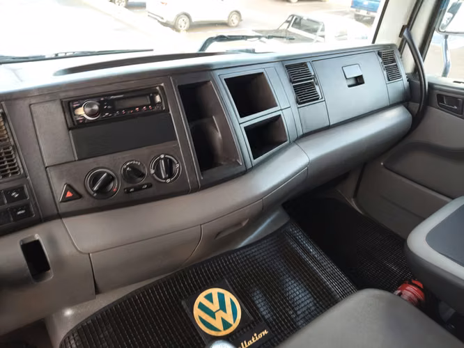 Camión Volkswagen Modelo 24.330 6X2