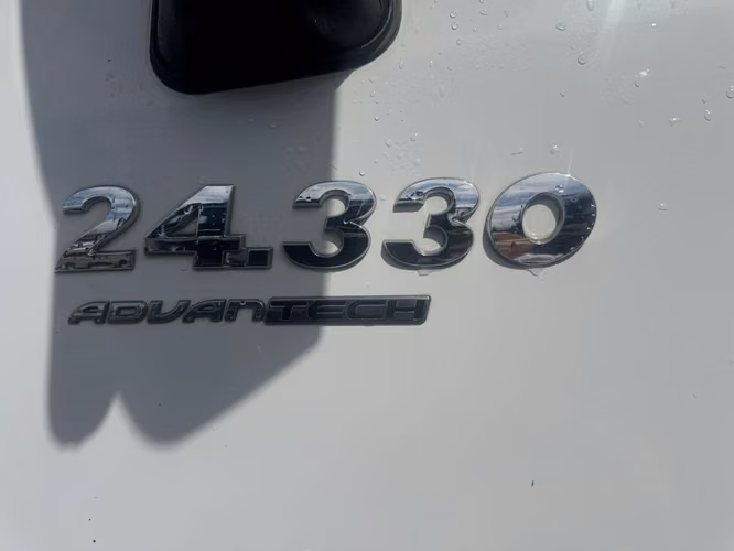 Volkswagen Constellation 