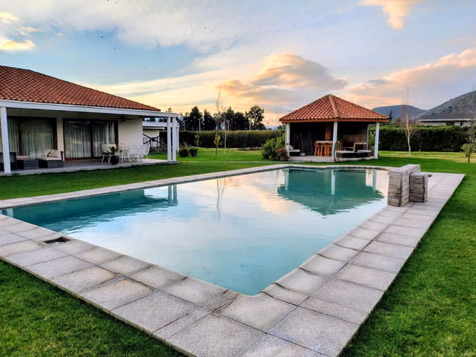 Vendo casa seminueva 293m2 en parcela 5000m2 en Condominio