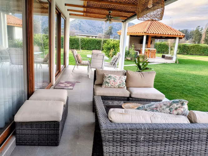 Vendo casa seminueva 293m2 en parcela 5000m2 en Condominio