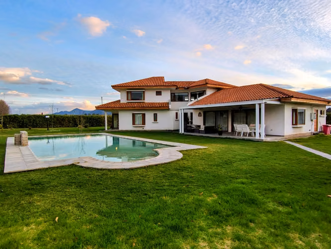 Vendo casa seminueva 293m2 en parcela 5000m2 en Condominio