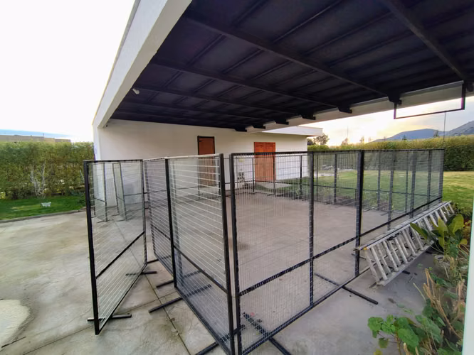 Vendo casa seminueva 293m2 en parcela 5000m2 en Condominio