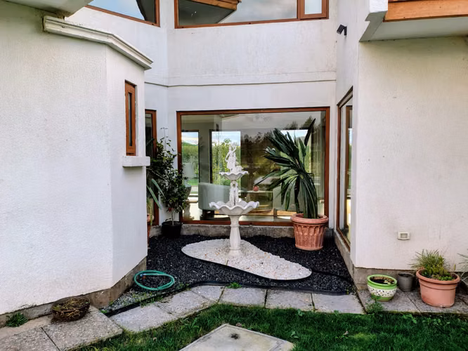 Vendo casa seminueva 293m2 en parcela 5000m2 en Condominio