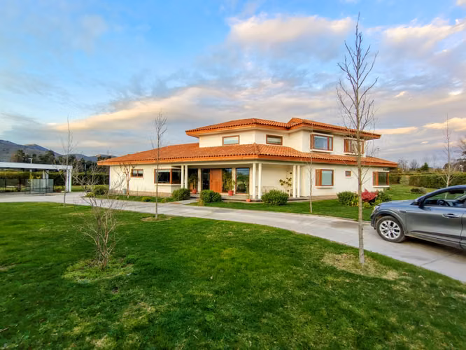 Vendo casa seminueva 293m2 en parcela 5000m2 en Condominio