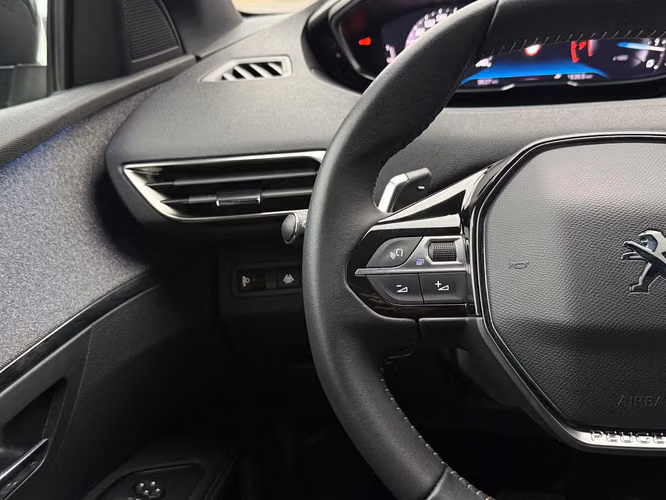 PEUGEOT 3008  2024