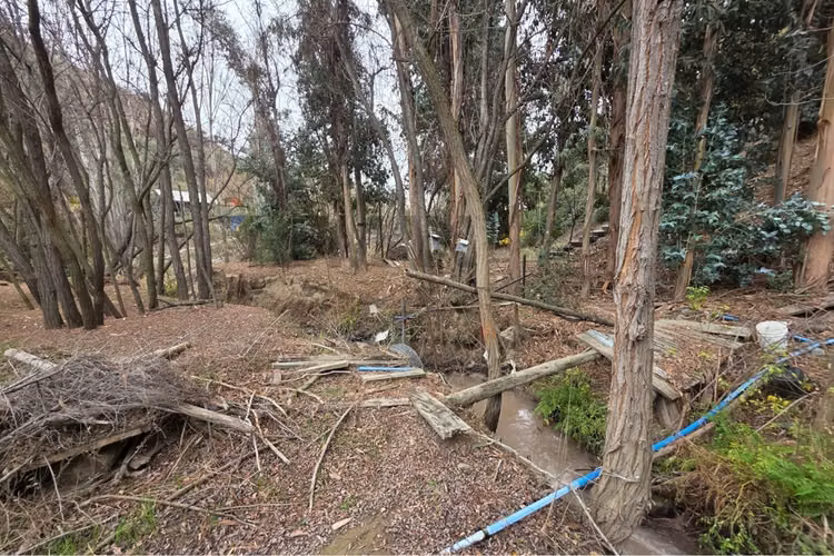 Parcela en pirque con bajada al río y 3 casas