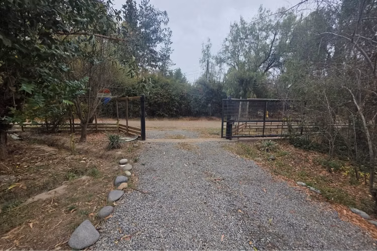 Parcela en pirque con bajada al río y 3 casas
