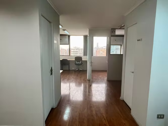 SE ARRIENDA OFICINA SEMIAMOBLADA EN NUEVA LAS CONDES