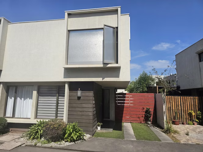 CASA EN CONDOMINIO 3 DORMITORIOS EXCELENTE CONECTIVIDAD