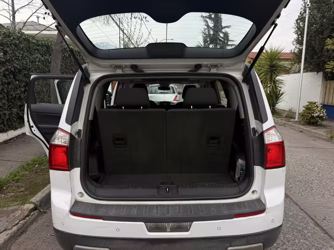 Vendo mi Chevrolet Orlando automática familiar.