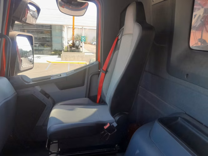 Tolva Renault modelo K480 8X4