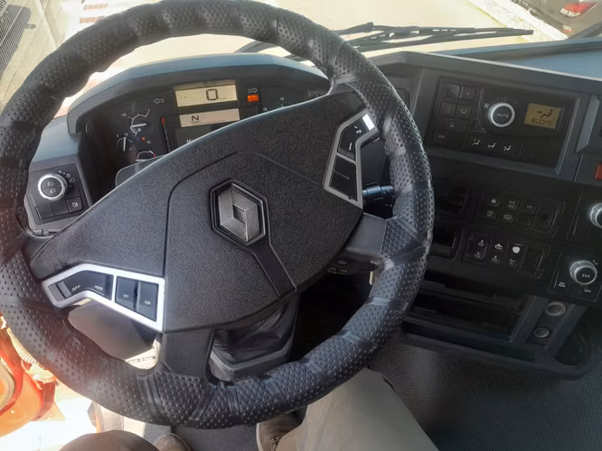 Tolva Renault modelo K480 8X4