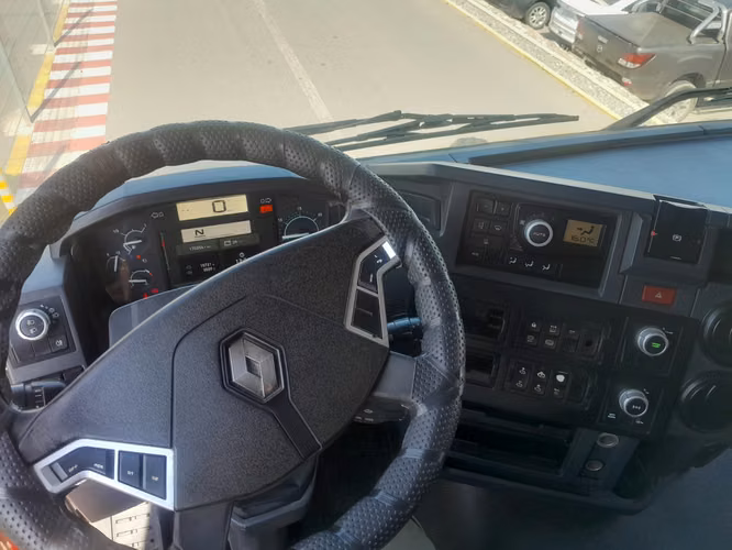 Tolva Renault modelo K480 8X4