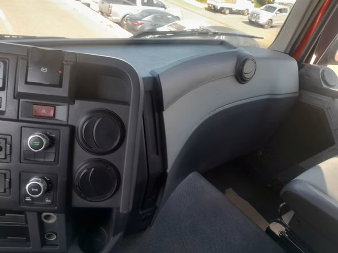 Tolva Renault modelo K480 8X4