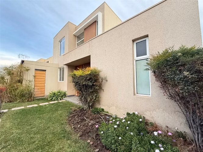 Casa en venta en Santa Elena a pocos minutos de Chicureo