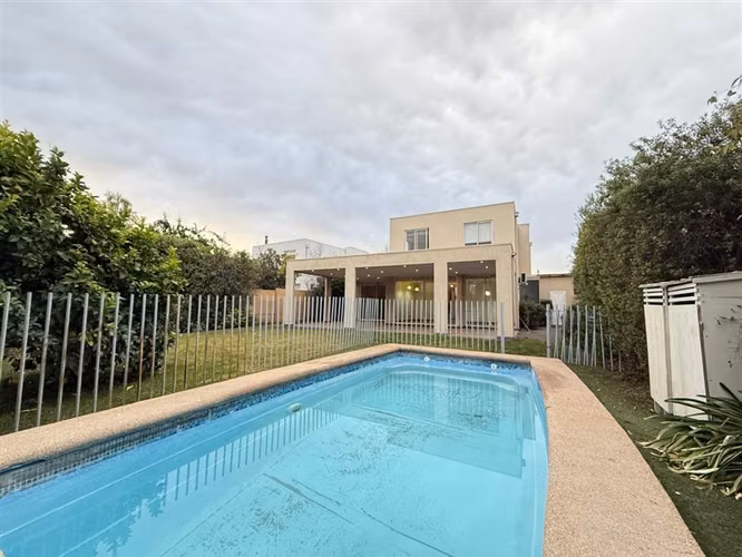 Casa en venta en Santa Elena a pocos minutos de Chicureo