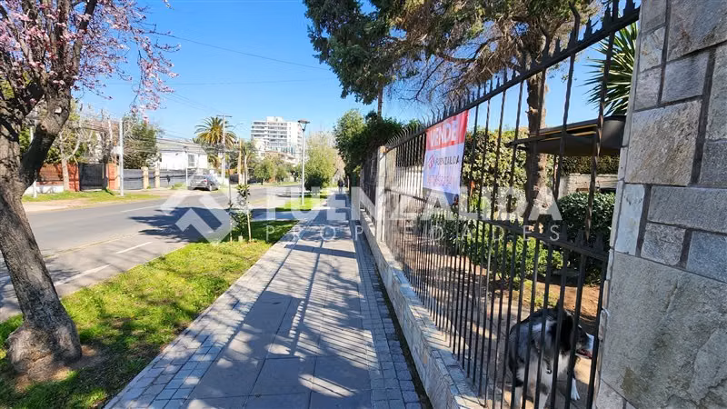 Casa en arriendo de 5 dorm. en La Reina