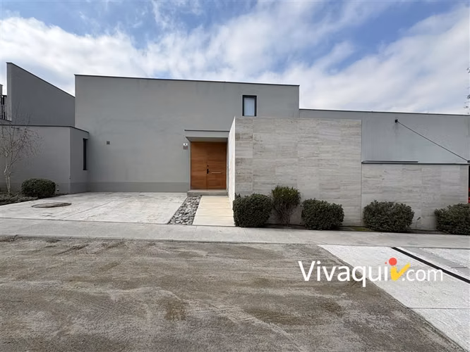 Casa en venta de 3 dorm. en La Reina