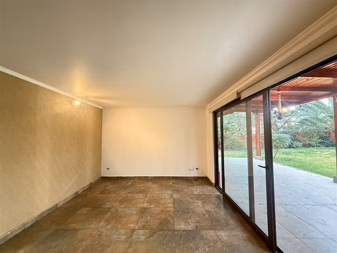 Casa en arriendo de 4 dorm. en Ayres de Chicureo con Laguna