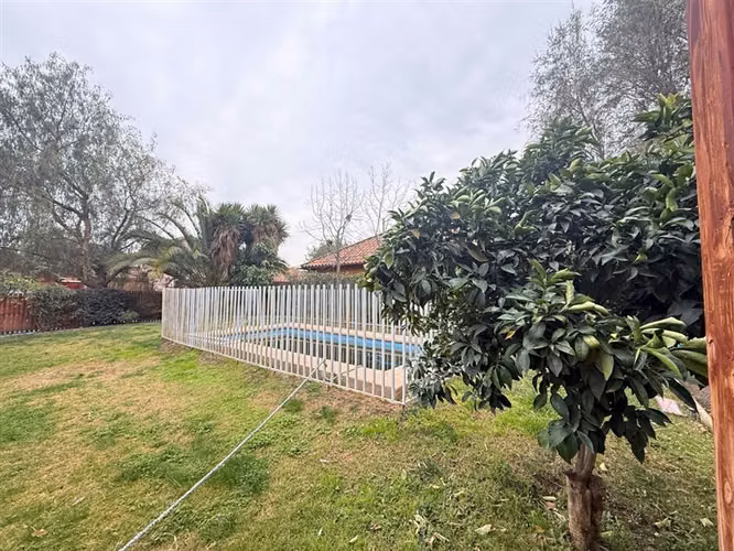 Casa en arriendo de 4 dorm. en Ayres de Chicureo con Laguna