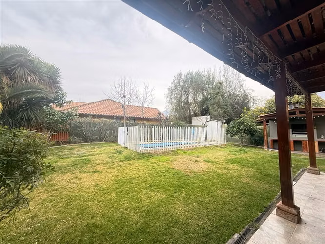 Casa en arriendo de 4 dorm. en Ayres de Chicureo con Laguna