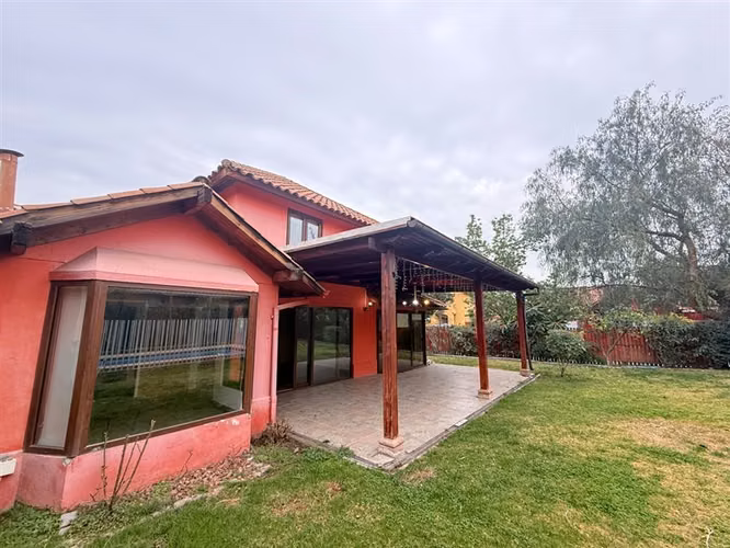 Casa en arriendo de 4 dorm. en Ayres de Chicureo con Laguna