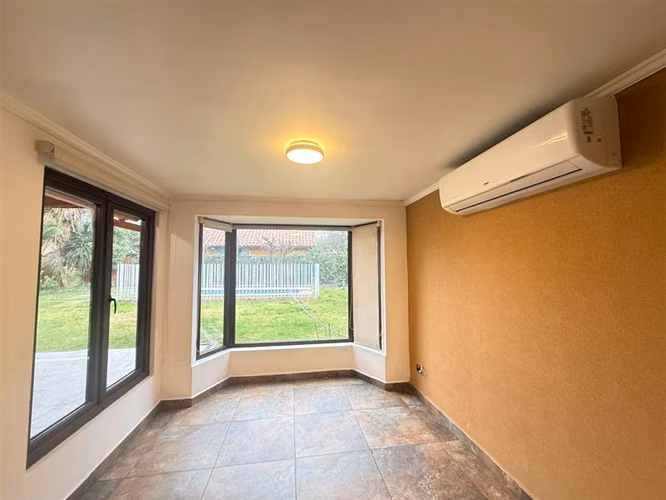 Casa en arriendo de 4 dorm. en Ayres de Chicureo con Laguna
