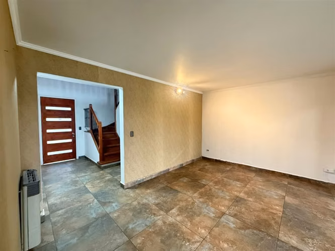 Casa en arriendo de 4 dorm. en Ayres de Chicureo con Laguna