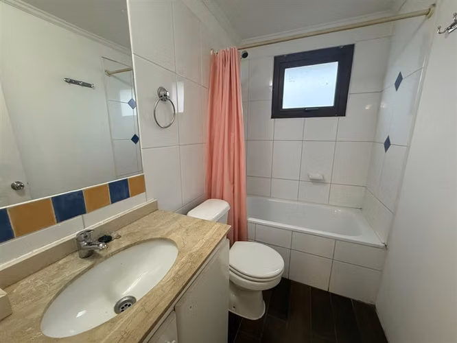 Casa en arriendo de 4 dorm. en Ayres de Chicureo con Laguna