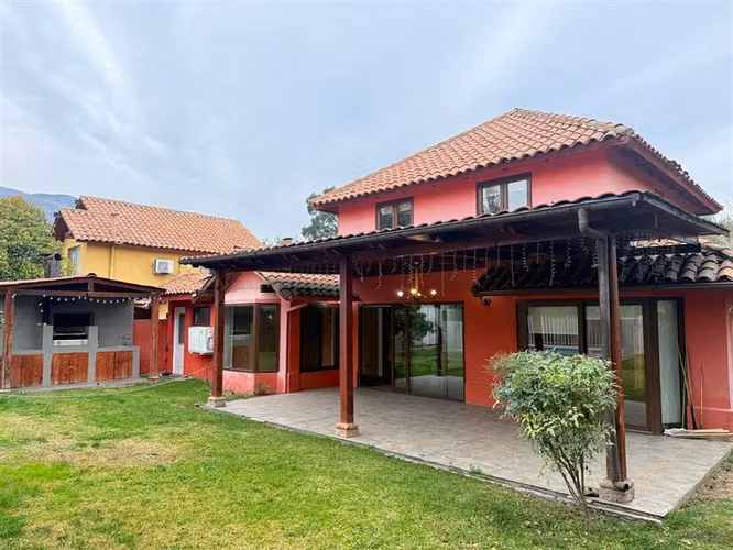 Casa en arriendo de 4 dorm. en Ayres de Chicureo con Laguna