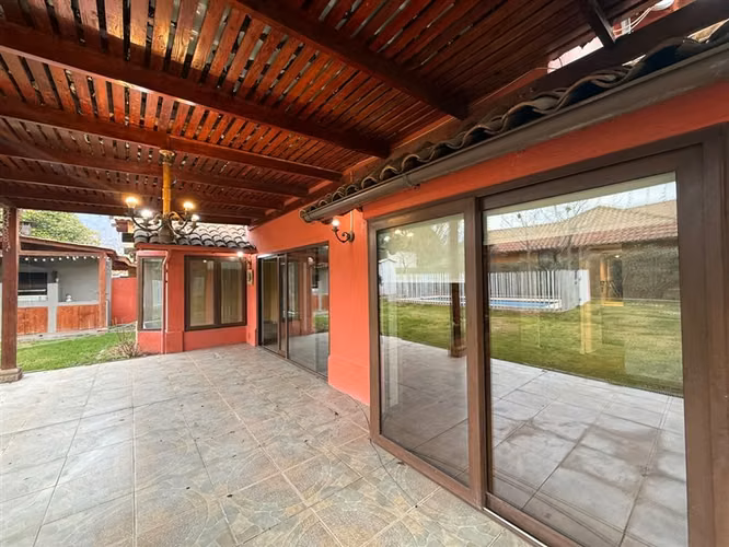 Casa en arriendo de 4 dorm. en Ayres de Chicureo con Laguna