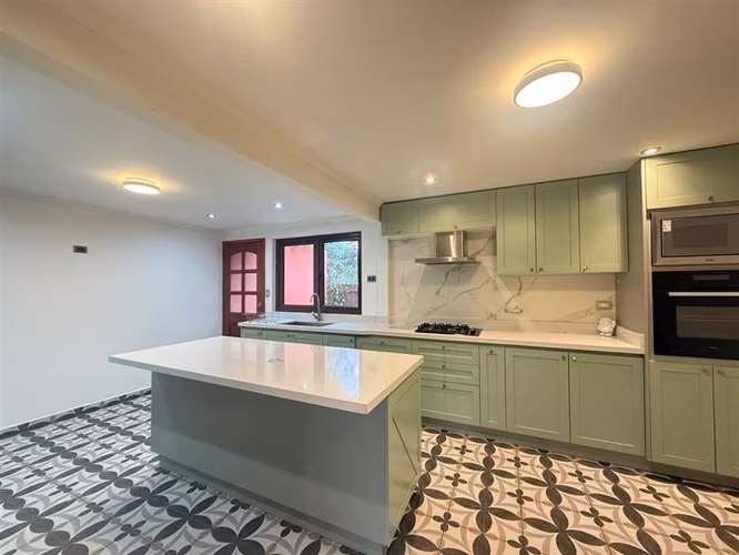 Casa en arriendo de 4 dorm. en Ayres de Chicureo con Laguna