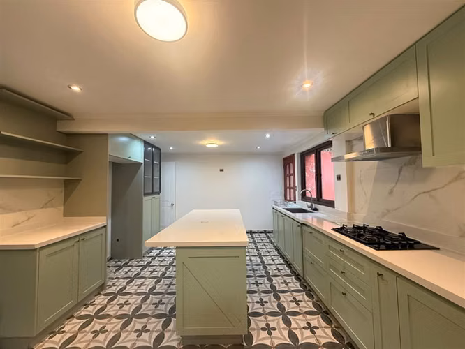Casa en arriendo de 4 dorm. en Ayres de Chicureo con Laguna