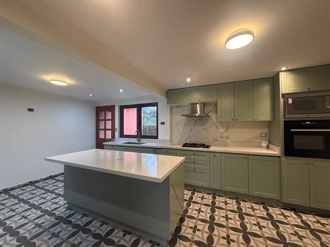 Casa en arriendo de 4 dorm. en Ayres de Chicureo con Laguna