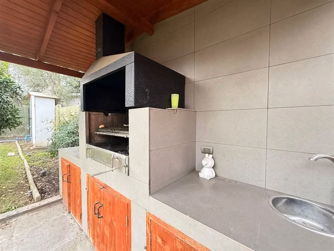 Casa en arriendo de 4 dorm. en Ayres de Chicureo con Laguna