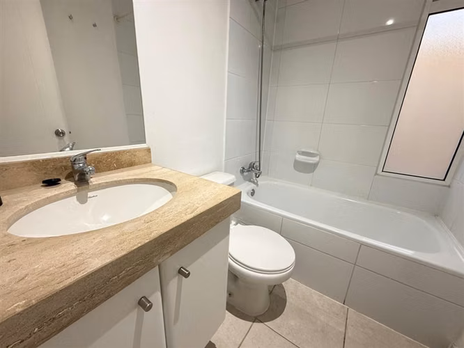 Casa en arriendo de 4 dorm. en Ayres de Chicureo con Laguna