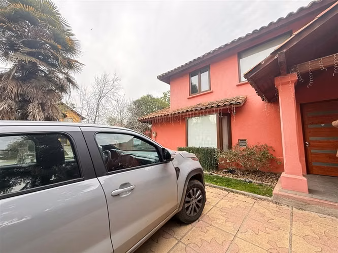 Casa en arriendo de 4 dorm. en Ayres de Chicureo con Laguna