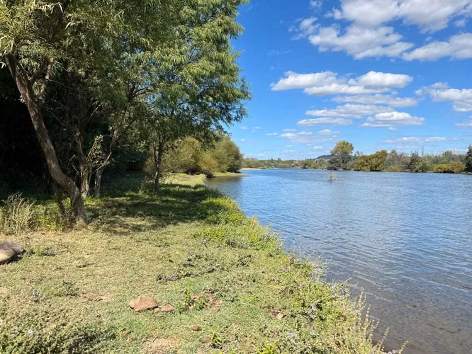NATURALEZA IMPONENTE Y COMODIDAD URBANA CON ACCESO A RÍO