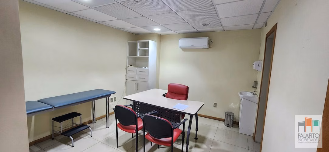 Box médicos con baño privado, excelente ubicación