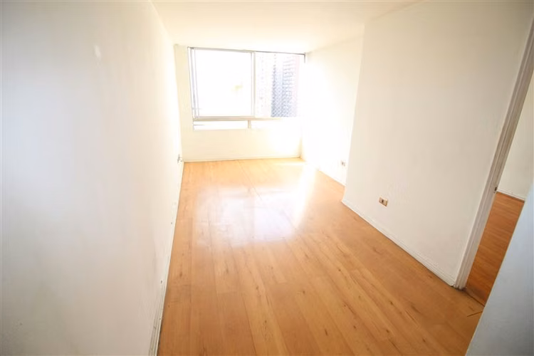 VENTA 1D1B bodega-estacionamiento -Metro Sta Lucía Santiago - Imagen 4
