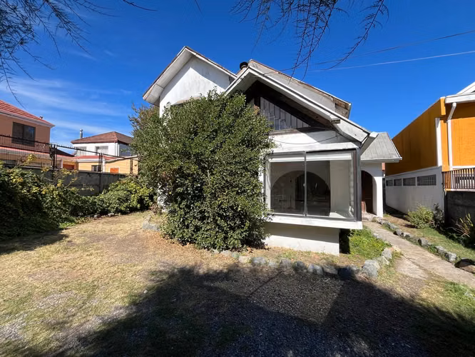Gran casa, sitio amplio. Colón 9.000